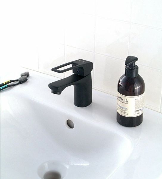 Смеситель для раковины монокомандный  черный  Potato Эверест B10-1546